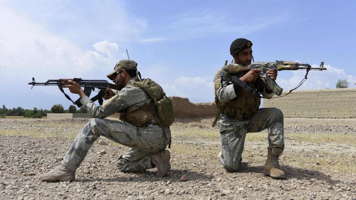 Un miembro de las fuerzas de seguridad afganas toman posiciones durante una operación contra el grupo yihadista Estado Islámico (EI) en el distrito de Chaparhar, en la provincia de Nangarhar (Afganistán) el 8 de mayo de 2017.