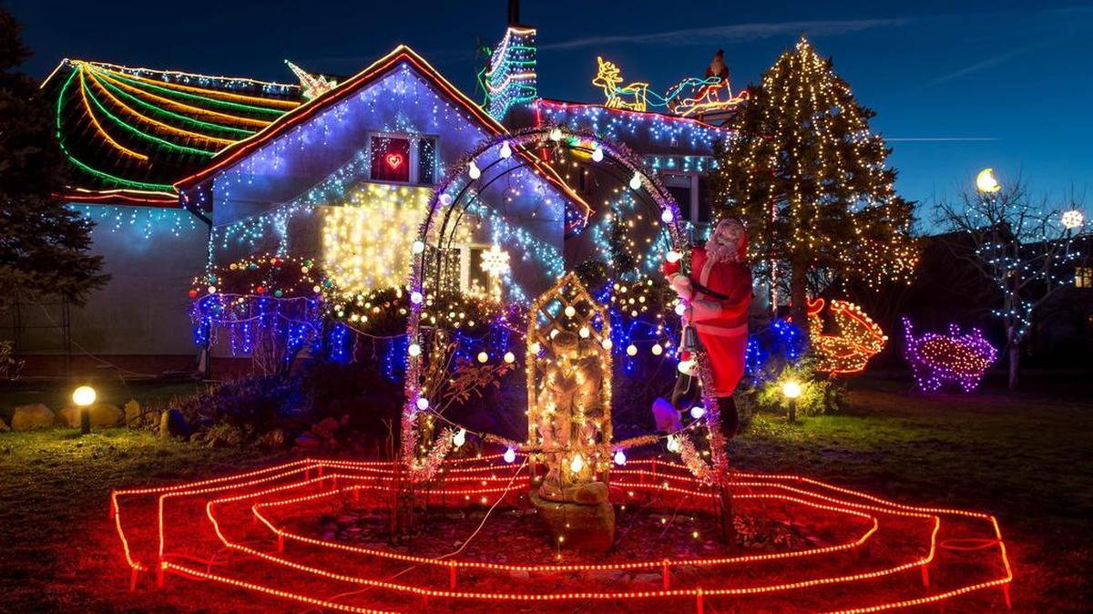 Una vista general de las decoraciones de Navidad y luces en la casa y el jardín de la familia Duszenko en Polkowice, oeste de Polonia, el 20 de diciembre de 2015. La familia ha colocado decoraciones festivas desde hace 17 años. Durante todo este período han ido añadiendo al deslumbrante despliegue para hacer su casa una de las atracciones de Navidad más grandes de la ciudad.