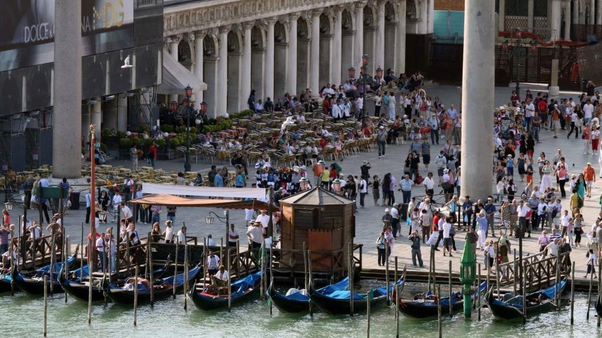 Vista de las góndolas frente a la Plaza de San Marcos en Venecia.