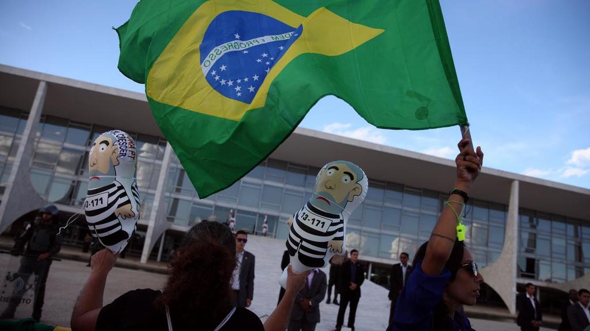 Manifestantes protestan contra el nombramiento del expresidente Luiz Inácio Lula da Silva como ministro de la Presidencia, el miércoles 16 de marzo de 2016, frente al Palacio de Planalto, en Brasilia (Brasil).