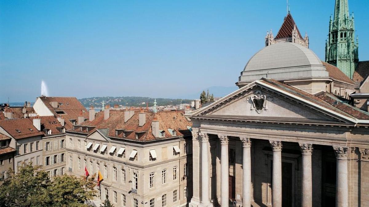 El museo Internacional de la Reforma ocupa la planta baja y el sótano de un majestuoso edificio del siglo XVII, la Maison Mallet (izquierda), unido a la catedral Saint-Pierre mediante un pasaje subterráneo.