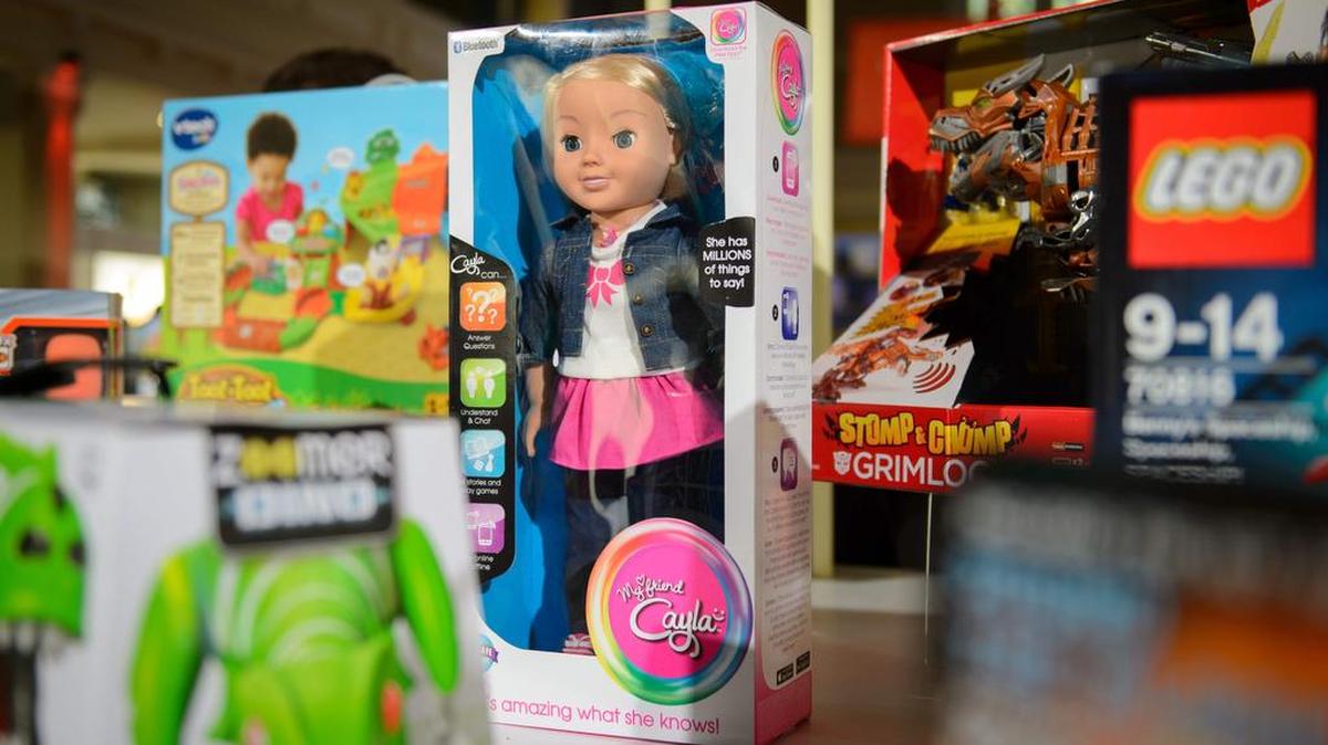 Esta foto de archivo tomada el 05 de noviembre de 2014 muestra la muñeca parlante "My Friend Cayla", exhibida en la feria de juguetes DreamToys en el centro de Londres, el 5 de noviembre de 2014.