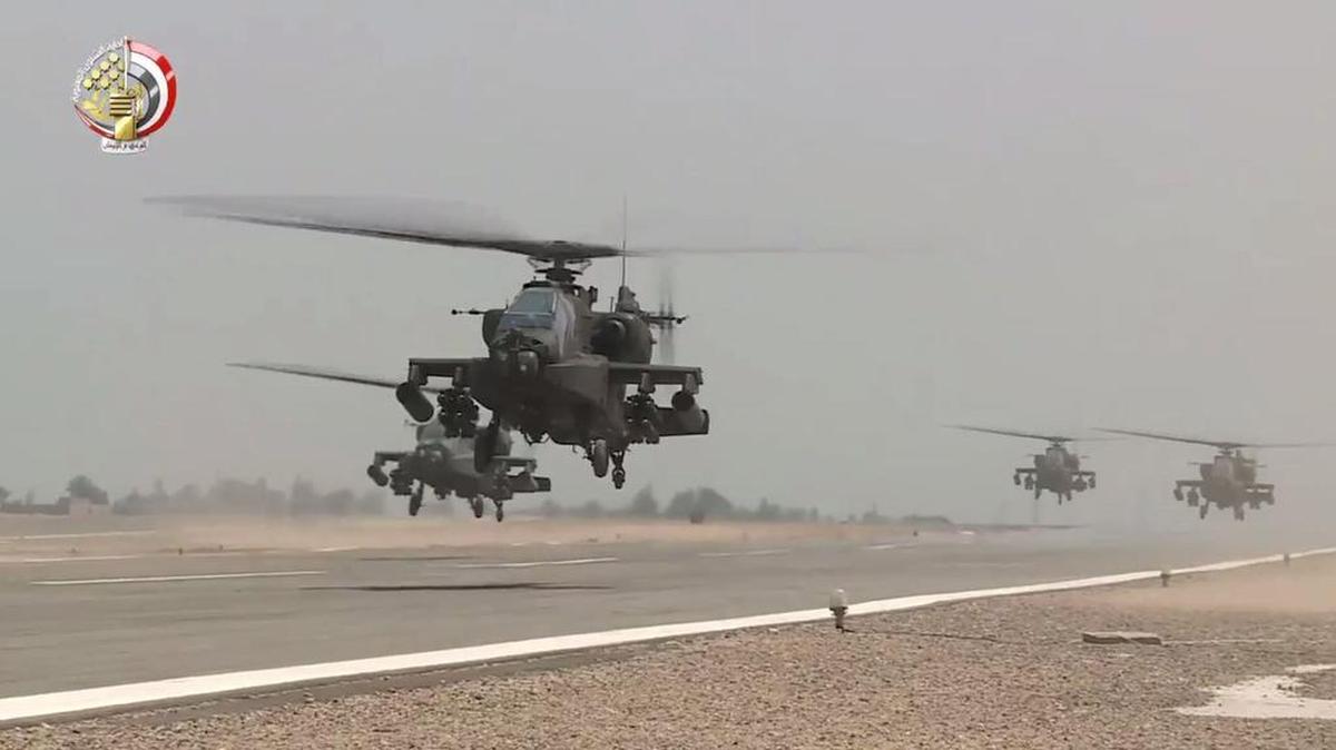 La Fuerza Aérea de Egipto durante una operación supuestamente dirigida contra objetivos terroristas, en respuesta a la matanza en la mezquita de Rawda, en el Sinaí de Egipto.