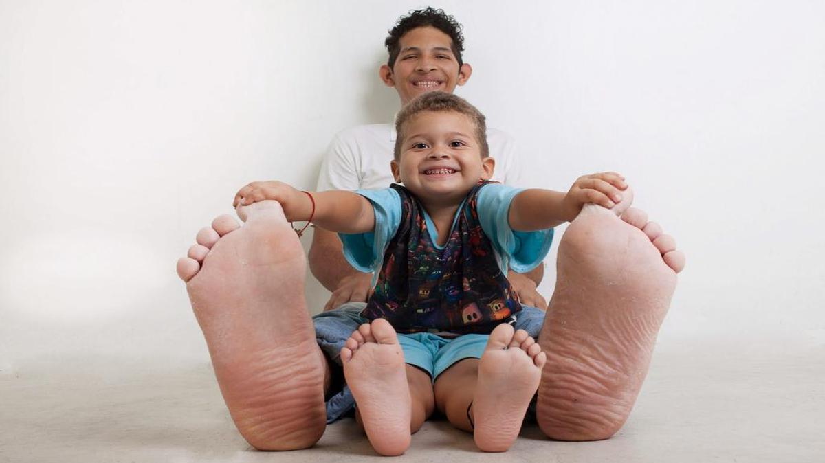
Fotografía facilitada por Guinness World Records del venezolano Jeison Orlando Rodríguez, con el pie humano más grande del planeta, de 40,1 centímetros, récord Guinnes anunciado hoy en Londres.
