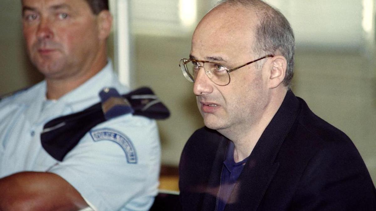 En esta foto de archivo tomada el 25 de junio de 1996, Jean-Claude Romand, acusado del asesinato de sus padres, esposa e hijos, asiste a su juicio en el palacio de justicia de Bourg-en-Bresse.