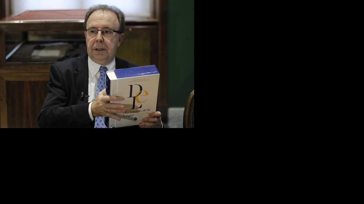 <cutline_leadin>El academico</cutline_leadin> Pedro Alvarez de Miranda, muestra la XXIII edición del ‘Diccionario de la lengua española’ de lde la RAE.