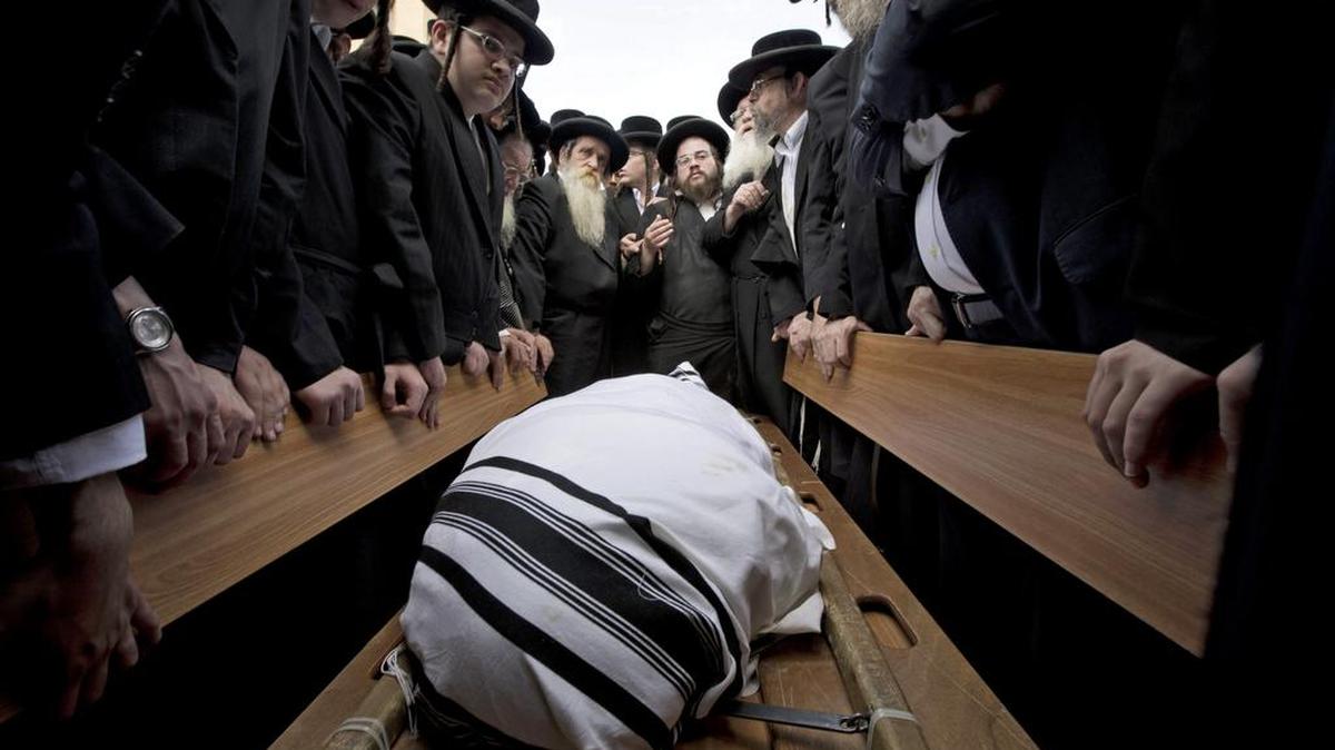 
 Varios judíos ultraortodoxos llevan el cuerpo de Yeshayahu Krishevsky, de 60 años, durante su funeral en Jerusalén, Israel, hoy 13 de octubre de 2015. 
