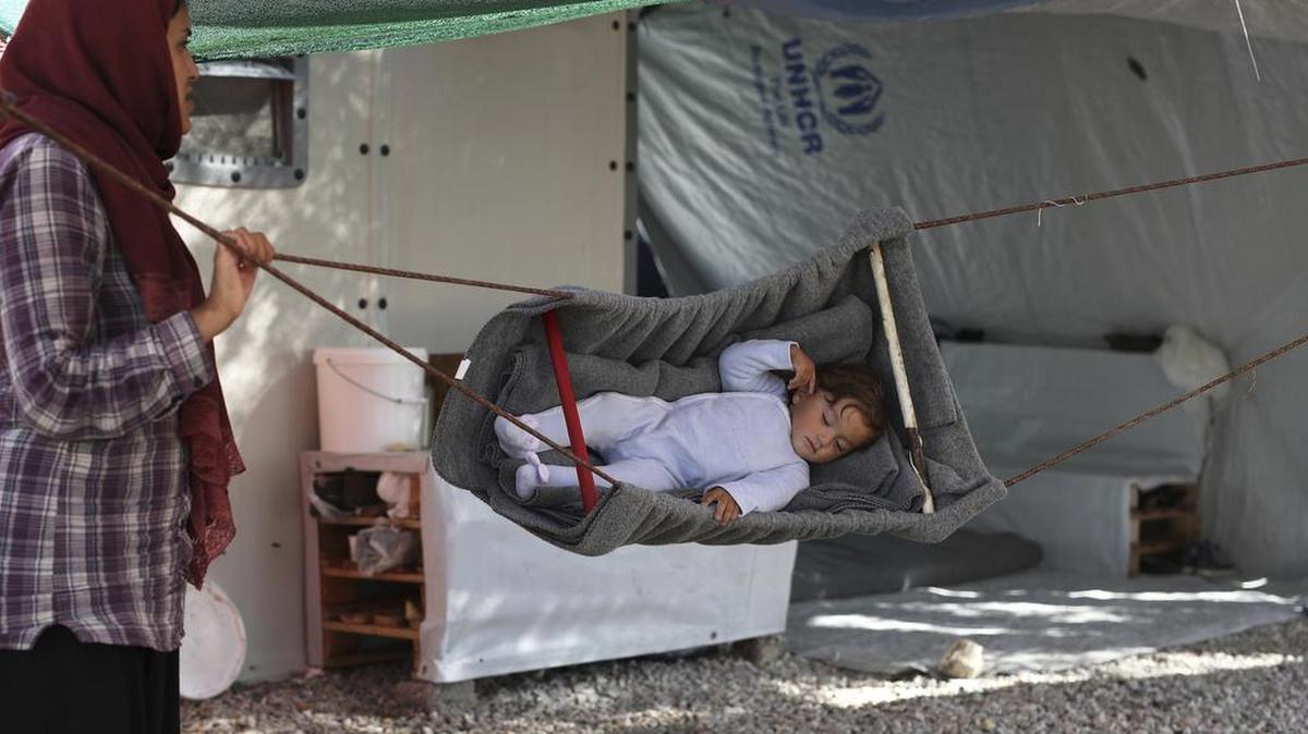 Una mujer con su hija en el campamento de refugiados Kara Tepe en la isla de Lesbos, Grecia.