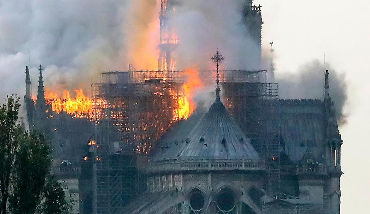 Las llamas se elevan durante un incendio en la histórica catedral de Notre-Dame en el centro de París el 15 de abril de 2019.