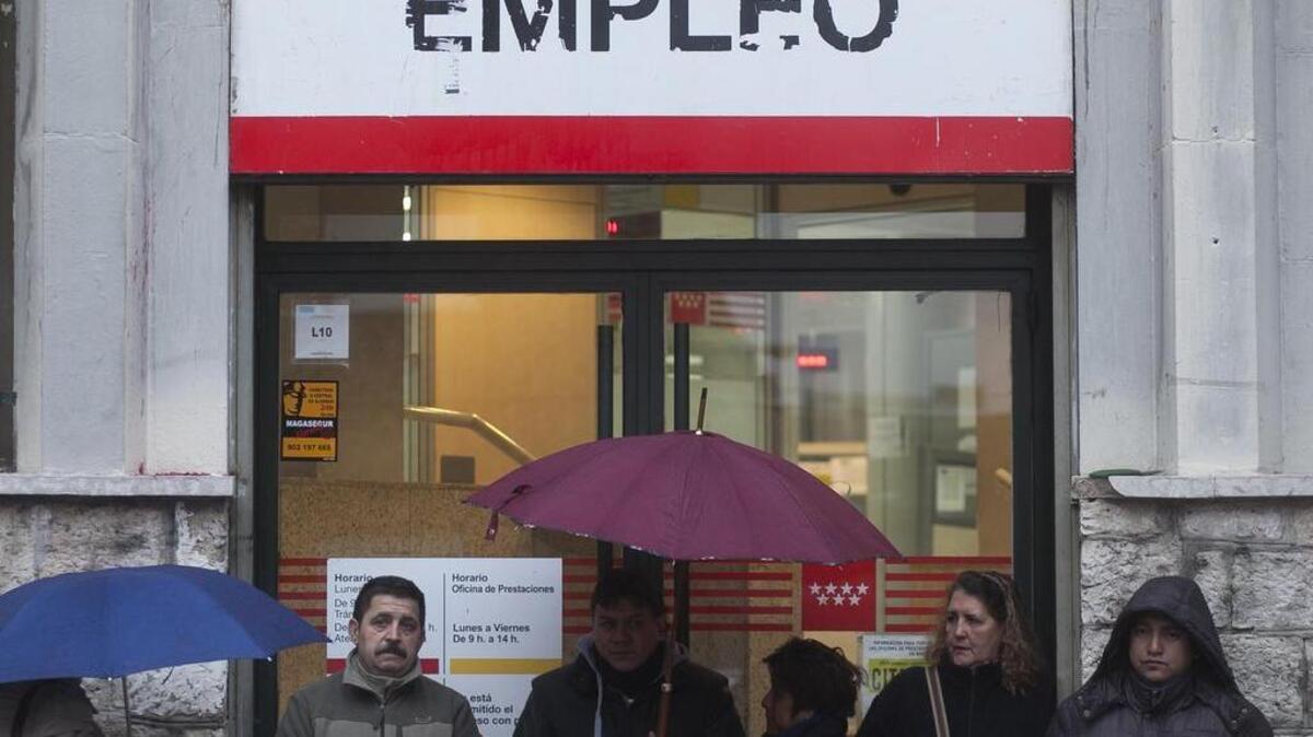 Personas esperan en la puerta de una agencia de empleos en Madrid en esta foto de archivo.