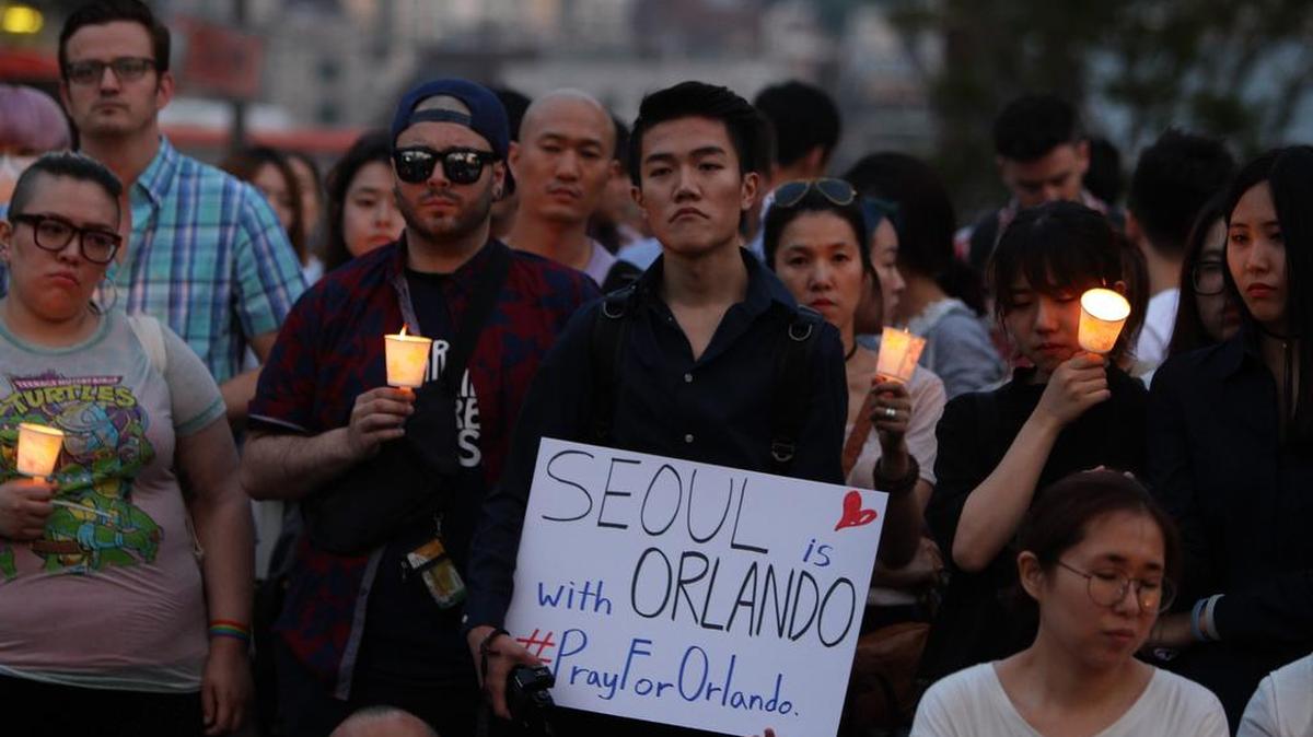 Decenas de personas se reunieron el lunes en el centro de Seúl, Corea del Sur, en honor a las víctimas de la matanza en Orlando, Florida.