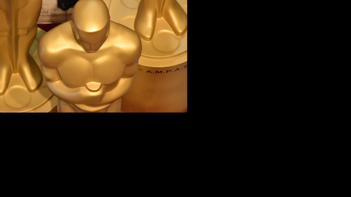 
Estatuas del Oscar se ven en la alfombra roja fuera del Teatro Dolby mientras están en marcha los preparativos para la 87ª edición de los Premios de la Academia en Hollywood, California, el 21 de febrero de 2015. 
