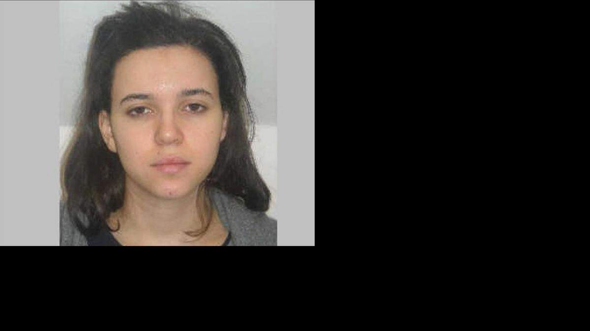 
Hayat Boumddiene (o Boumeddiene), la mujer más buscada de toda Francia, podría haber escapado a Siria vía Turquía. Se le considera armada y peligrosa. Tiene entrenamiento en tiro con bayesta.
