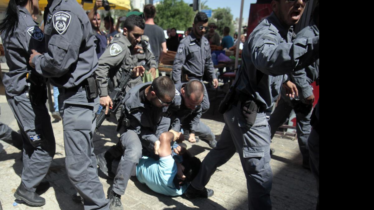 
Enfrentamientos entre palestinos y nacionalistas y policía israelíes marcaron el domingo la celebración del 48 aniversario de la “reunificación” de Jerusalén.


