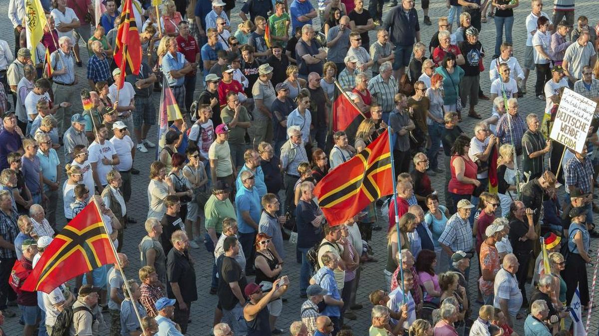 
Miembros del movimiento Patriotas Europeos contra la Islamización de Occidente (PEGIDA, según sus siglas en alemán) y su variante local, Legida, se manifiestan el lunes en Leipzig, Alemania.
