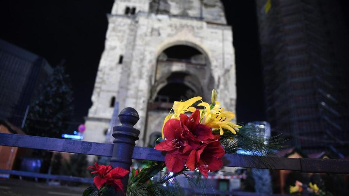 Fotografía de flores en memoria de las víctimas donde un camión colisionó contra un mercado navideño, cerca de la iglesia Kaiser Wilhelm el martes 20 de diciembre de 2016, en Berlín (Alemania).