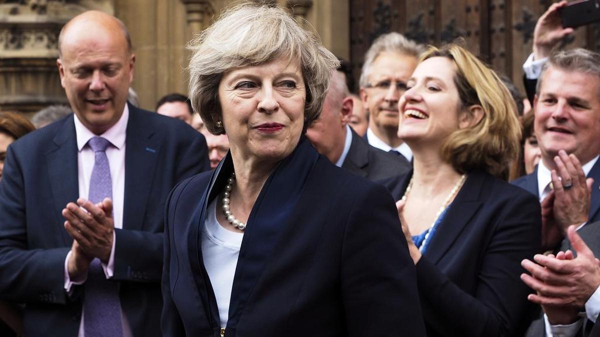 Theresa May es aplaudida por sus partidarios en el Parlamento en Londres.