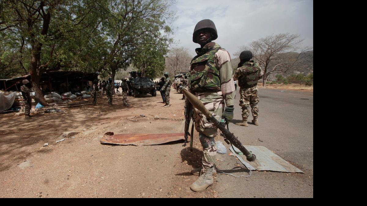 
El ejército nigeriano anunció este jueves la liberación de otras 160 mujeres de diversas edades y niños rehenes de Boko Haram, aumentando a casi 500 las personas liberadas desde el martes en un ataque al bastión del grupo islamista.
