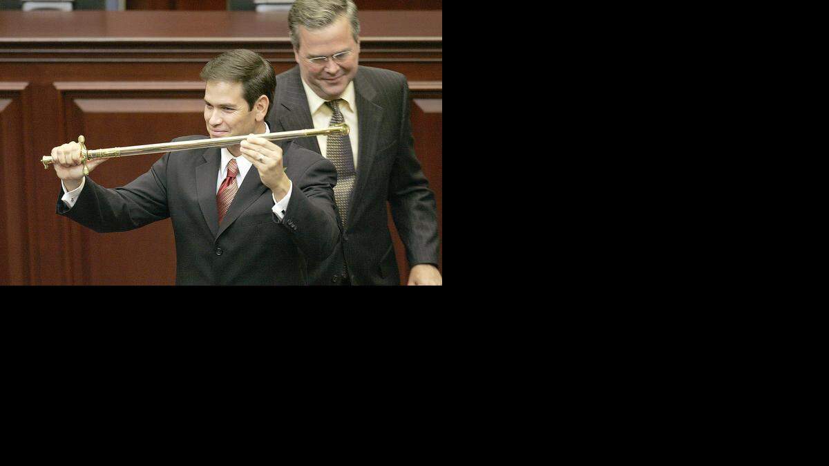 

Jeb Bush entregó a Marco Rubio, en ese entonces republicano por Miami, una espada en septiembre 2005 para que defendiera la llama conservadora. Hoy ambos republicanos estarían enfrentados en la carrera por la presidencia.



