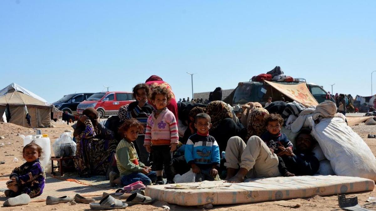 Familias sirias desplazadas que huyeron de las ciudades de Deir Ezzor y Al-Raqqa ocupadas por el Estado Islámico (IS), se sientan en un campamento de refugiados de Ghana, en la provincia sureña de Hasakah, Siria, 11 de octubre de 2017. El 12 de octubre murieron al menos 18 personas al explotar un coche bomba.