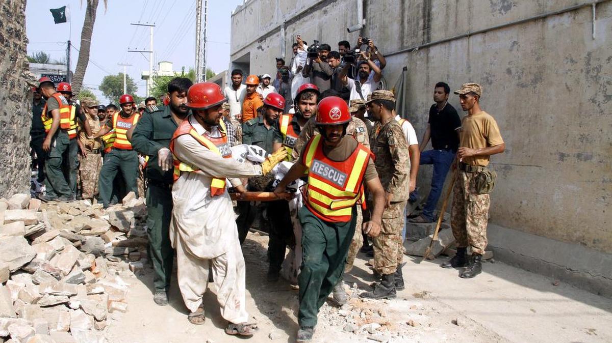 
Personal de rescate en Pakistán recupera uno de los cuerpos sin vida tras el atentado en la provincia de Punjab, en donde murió también el ministro local del Interior Shuja Khanzada.
