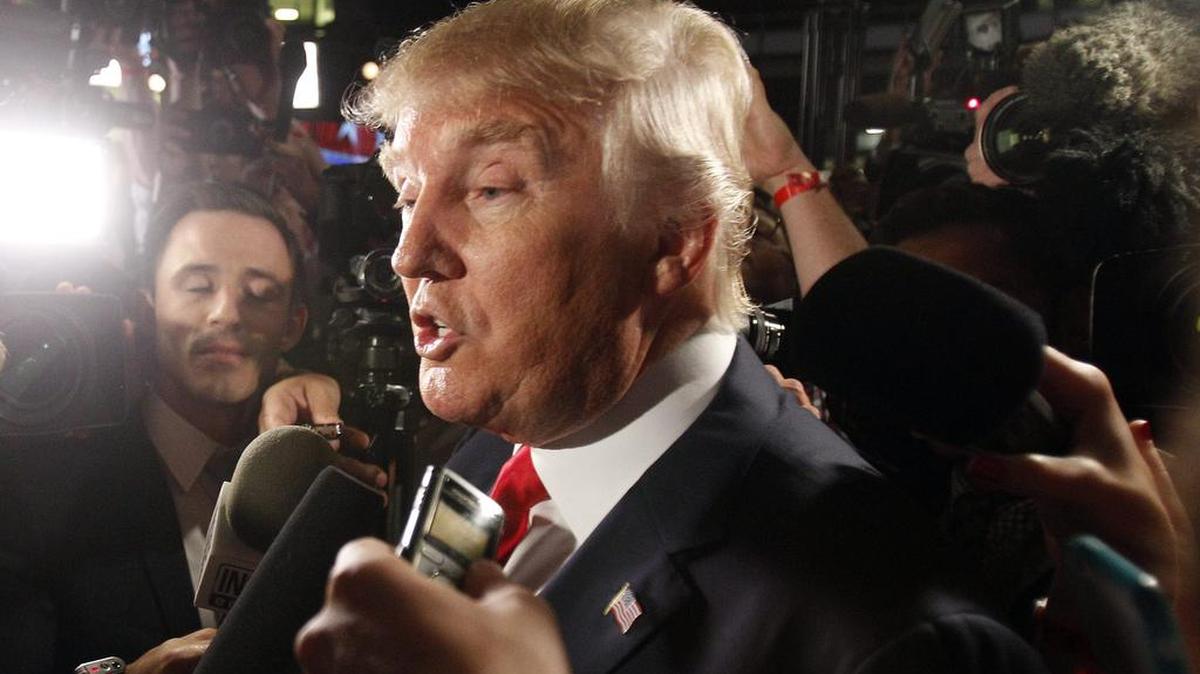 
Donald Trump es visto momentos previos antes del foro y debate de candidatos republicanos para la presidencia de Estados Unidos en el Quicken Loans Arena en Cleveland, Ohio (Estados Unidos). El foro y el debate de los candidatos presidenciales será el primero de muchos por venir.
