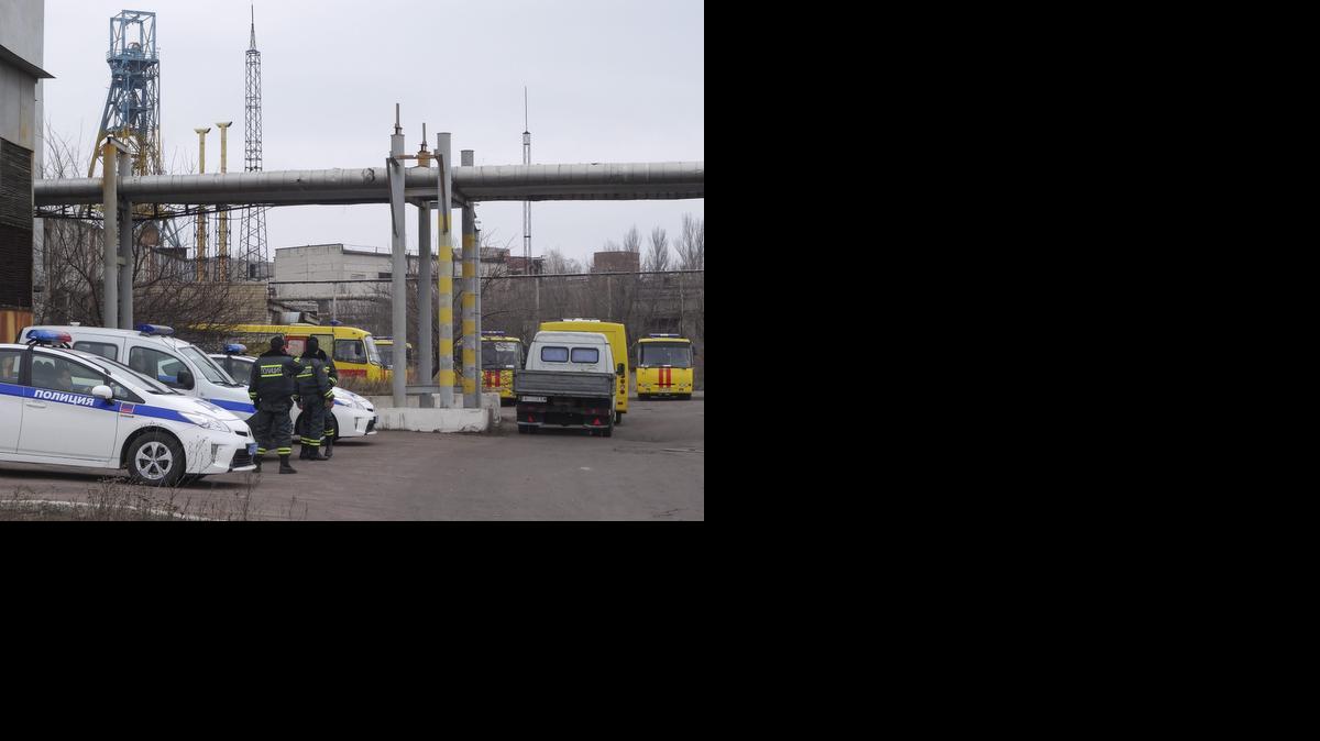 <cutline_leadin>Miembros de</cutline_leadin> los servicios de emergencia en el exterior de la mina de carbón de Zasyadko en Donetsk, Ucrania, tras una explosión de grisú, el miércoles.