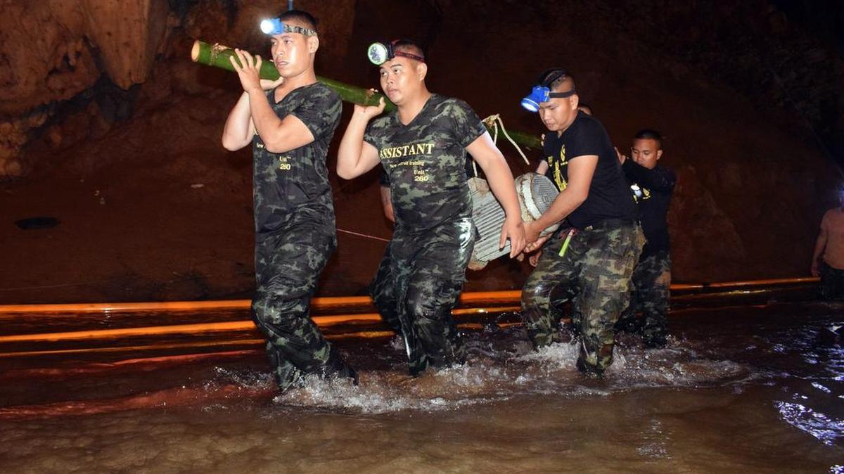 Fotografía sin fechar cedida por el Real Ejército de Tailandia el 2 de julio del 2018, que muestra a varios miembros de un equipo de rescate meintras intenta drenar el agua de la cueva Tham Luang en Khun Nam Nang Non Forest Park (Tailandia).