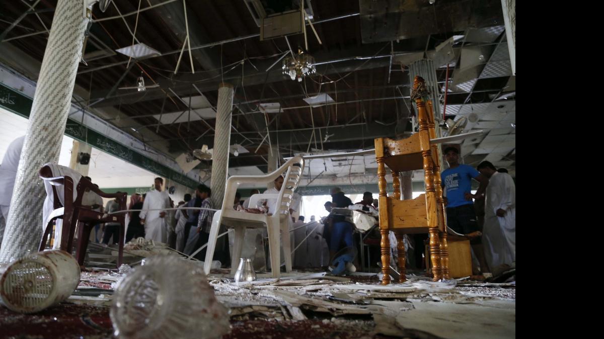 
Vista del lugar del atentado en el que al menos 21 personas murieron y cerca de un centenar resultaron heridas en un atentado suicida perpetrado en una mezquita de la población de Al Qadih, al este de Arabia Saudita. 
