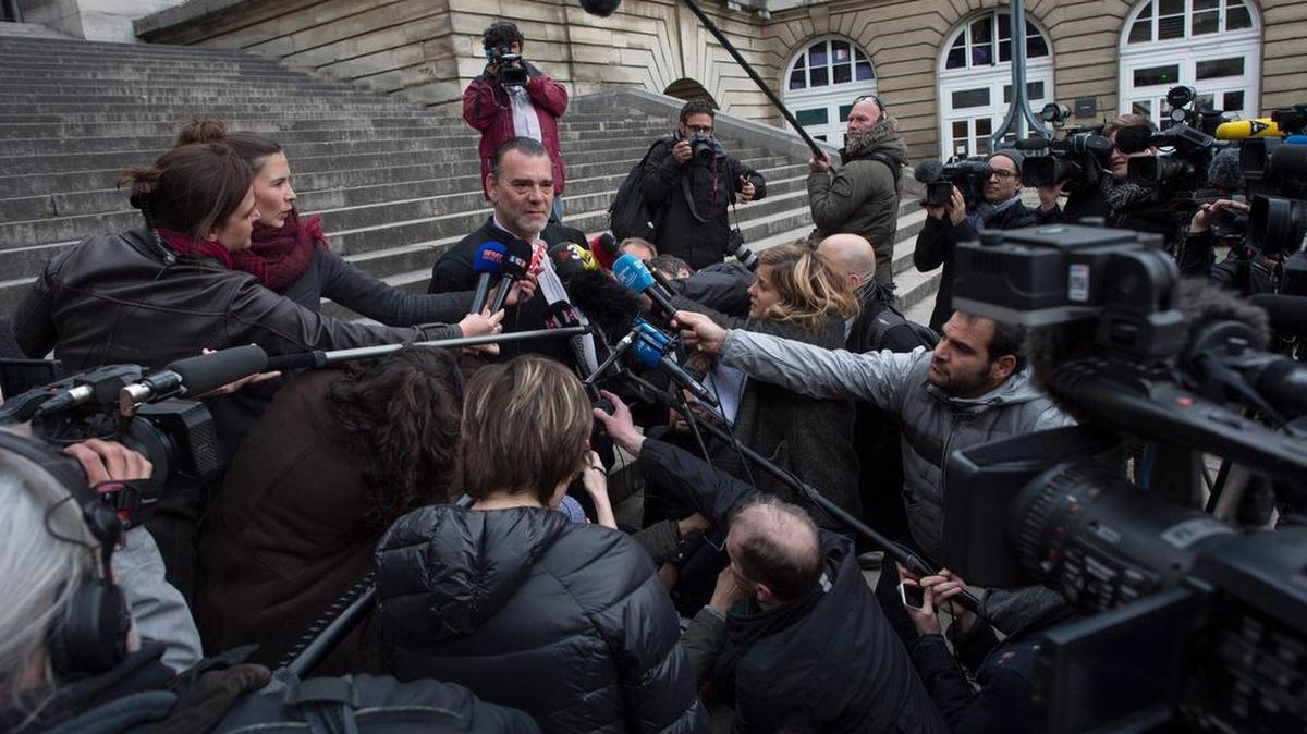 El abogado del presunto terrorista Salah Abdeslam, Frank Berton, contesta el miércoles a las preguntas de los medios a la salida del Palacio de Justicia en París, Francia.