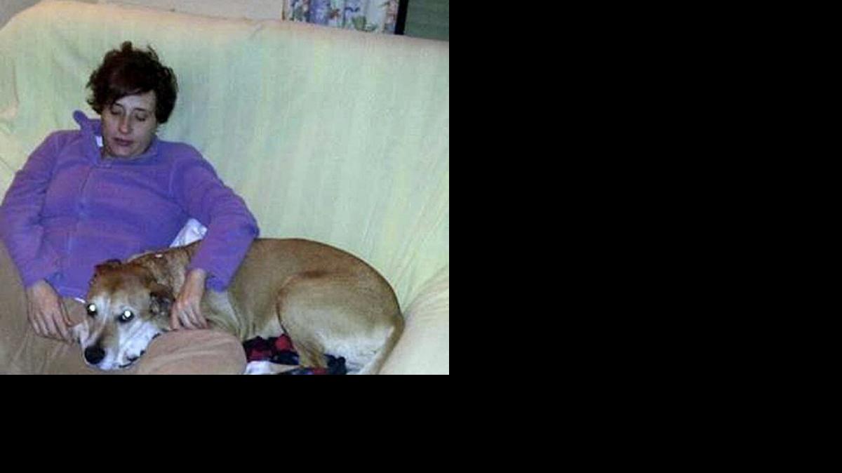
Fotografía facilitada por el Partido animalista contra el maltrato animal (PACMA) de Teresa Romero, la auxiliar de enfermería infectada de ébola, que posa con su perro Excalibur.
