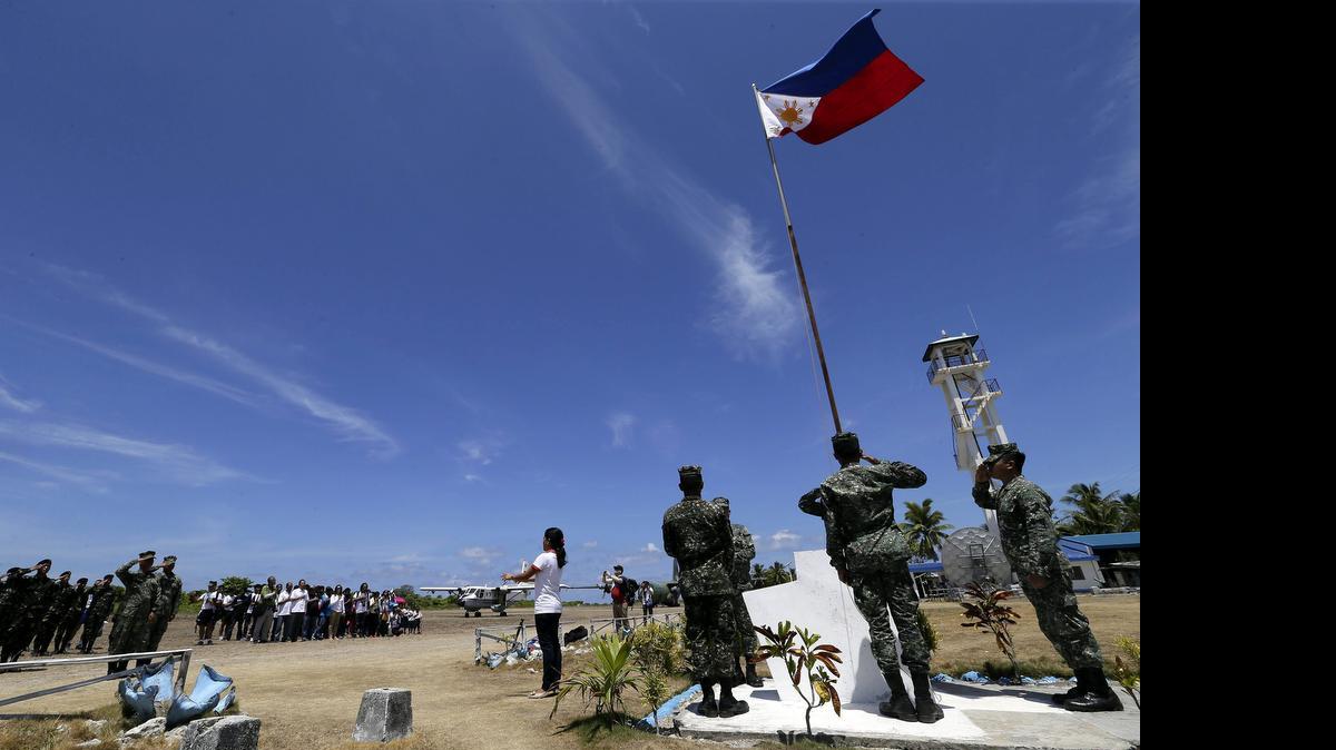 
Acto formal de presencia militar filipina en las en la isla Pagasa, o Isla Thitu para los chinos que la reclaman como suya.
