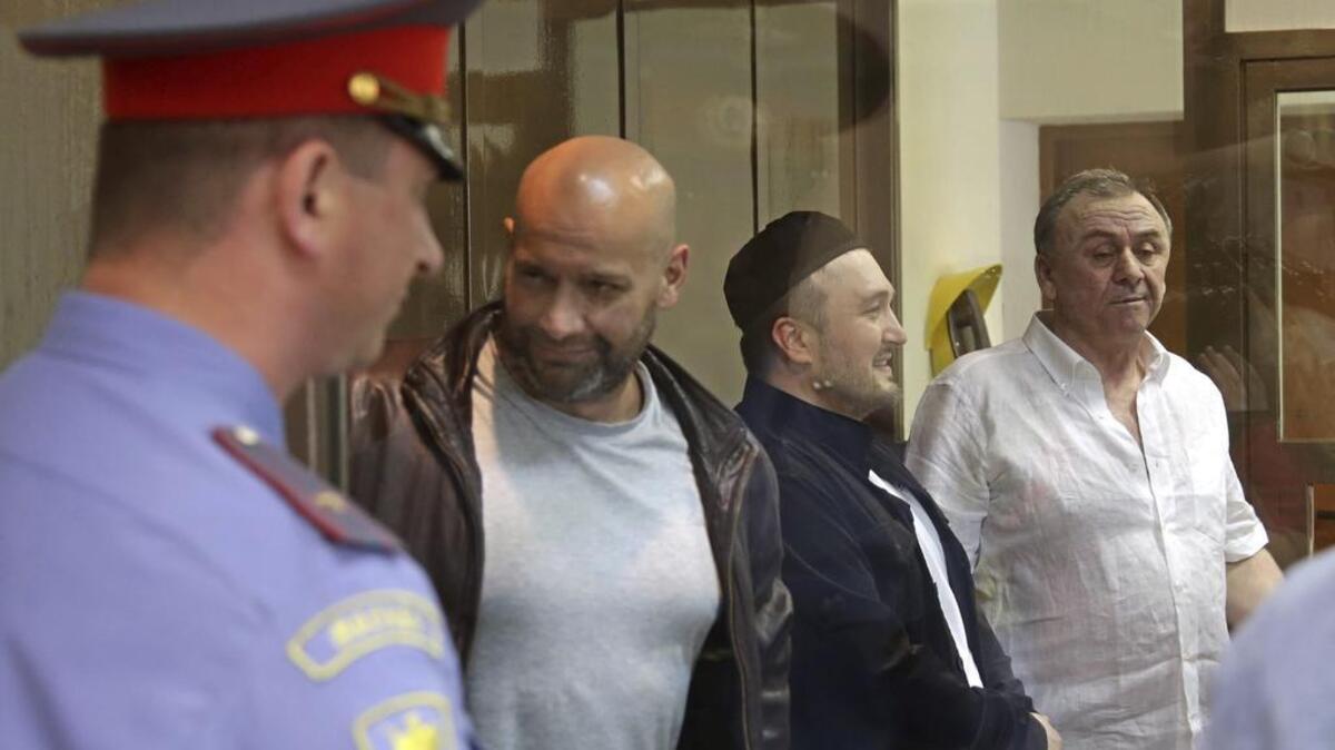 Los acusados del asesinato de Anna Politkovskaya, Serguei Jadzhikurkanov (2i), Rustam Majmaadov (d) y Lom-Ali Gaitukayev (2d), durante el juicio en un tribunal de Moscú en junio del 2013.