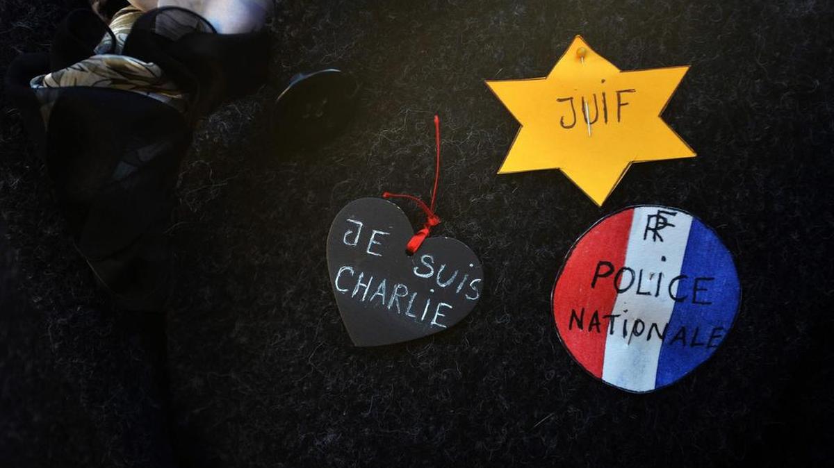 Aunque en todo el mundo floreció el lema “Je suis Charlie” (“Yo soy Charlie”), también hubo críticas los que piensan que no se puede reír de todo y mucho menos de la religión.