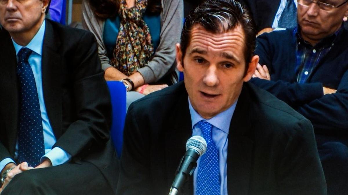 Iñaki Urdangarin, que comparece como acusado ante el tribunal de la Audiencia de Palma en el juicio del caso Nóos, durante su declaración hoy ante el fiscal Anticorrupción Pedro Horrach en la que ha incurrido en contradicciones al explicar operaciones de Aizoon, la empresa que compartía con su esposa, la infanta Cristina, de las que ha responsabilizado al gestor tributario Miguel Tejeiro.
