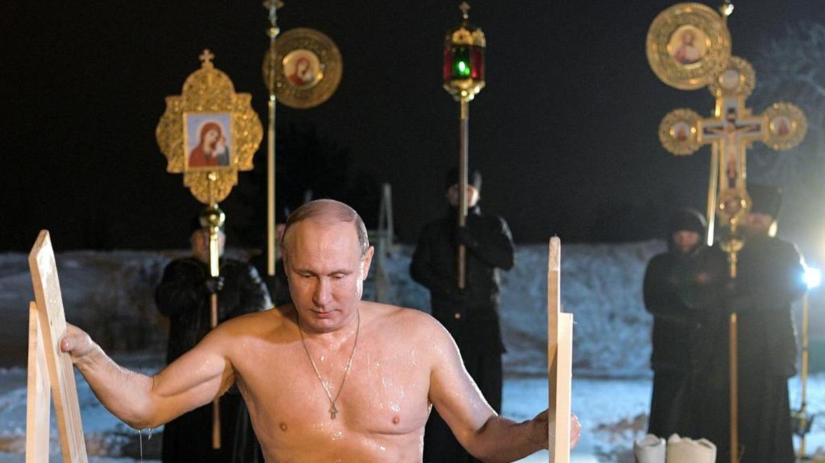 El presidente ruso Vladimir Putin se baña en agua helada en la Epifanía, en el lago Seliger, en el pueblo de Svetlitsa, Rusia.