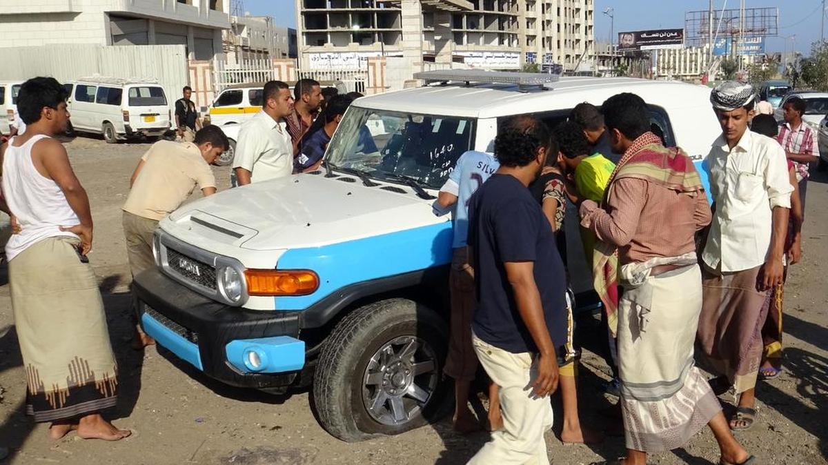 Varios hombres armados asesinaron el sábado a tiros a un jefe de la policía yemenita y a su escolta en la ciudad costera meridional de Aden.