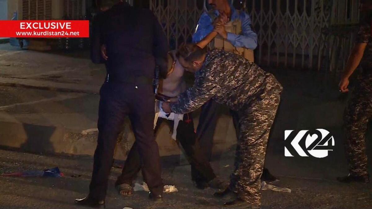 La imagen de Kurdistan 24 TV muestra a la policía iraquí removiendo un cinturon de explosivos de un niño que fue detenido antes de inmolarse.