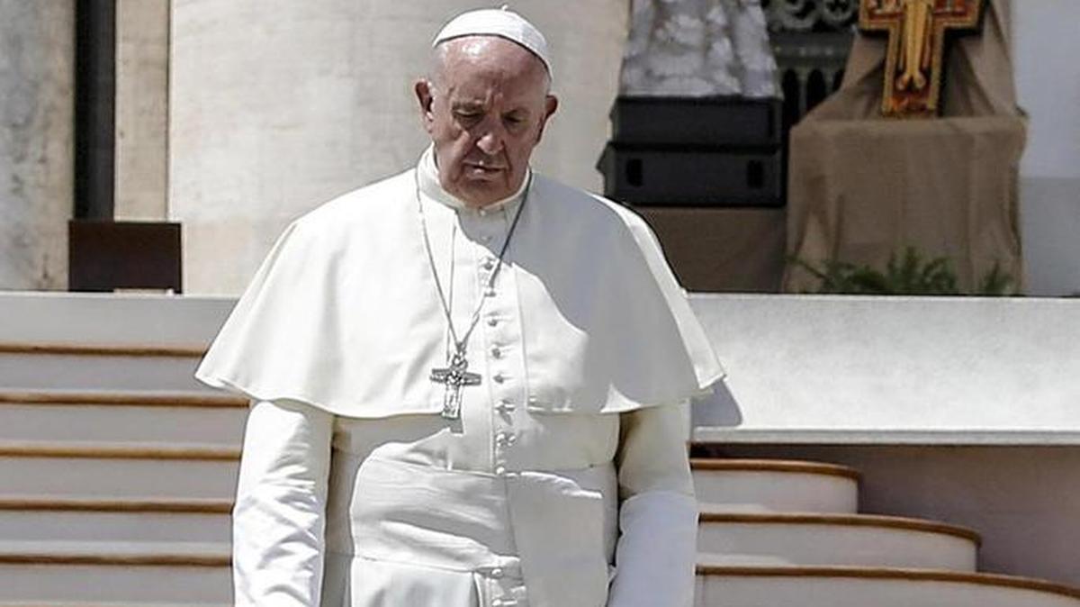 Fotografía de archivo del 12 de agosto de 2018, muestra al papa Francisco a su llegada a la plaza de San Pedro en la Ciudad del Vaticano (Vaticano).