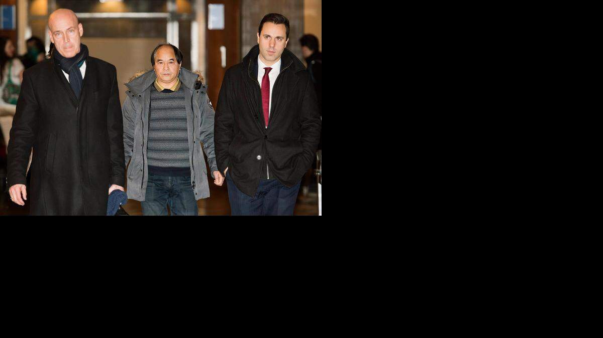 
Diran Lin (cen.), el padre de Jun Lin abandona la corte de Montreal junto a su abogado Daniel Urbas (izq.), durante el juicio contra Luka Magnotta, este martes.

