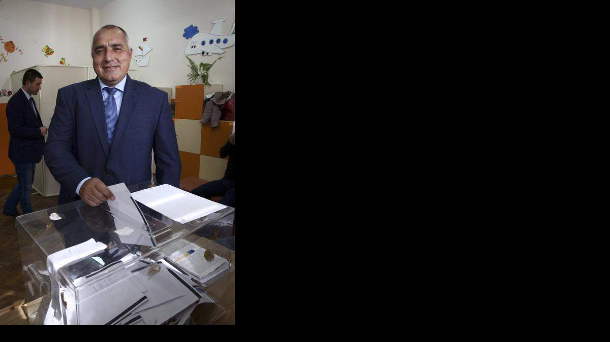 
Boyko Borisov, antiguo premier búlgaro, ejerce su voto el domingto durante las elecciones generales.


