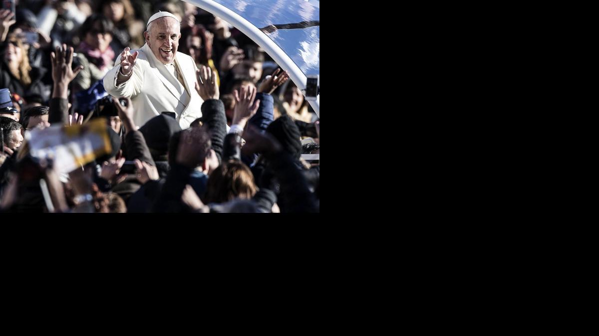 <cutline_leadin>El papa</cutline_leadin> Francisco saluda desde el papamóvil a los miles de peregrinos y turistas congregados en la Plaza de San Pedro del Vaticano, el miércoles. <252><252>