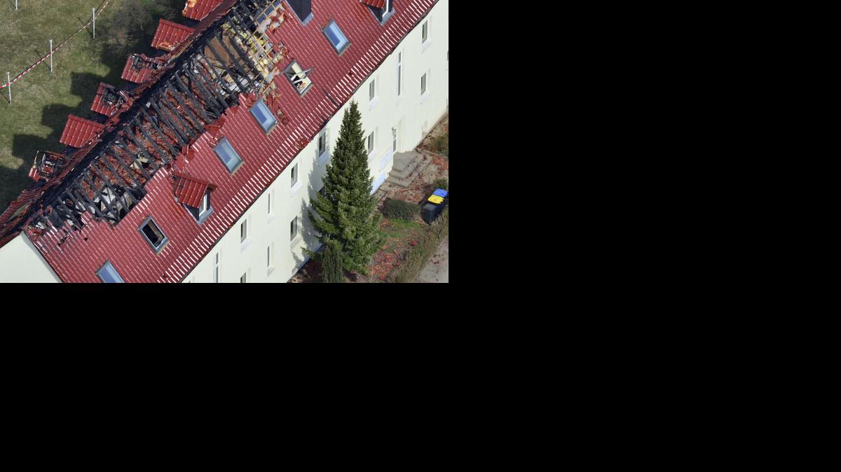 
El albergue donde iban a residir a partir de mediados de mayo los asilados quedó inhabilitado el sábado pasado por un incendio provocado.


