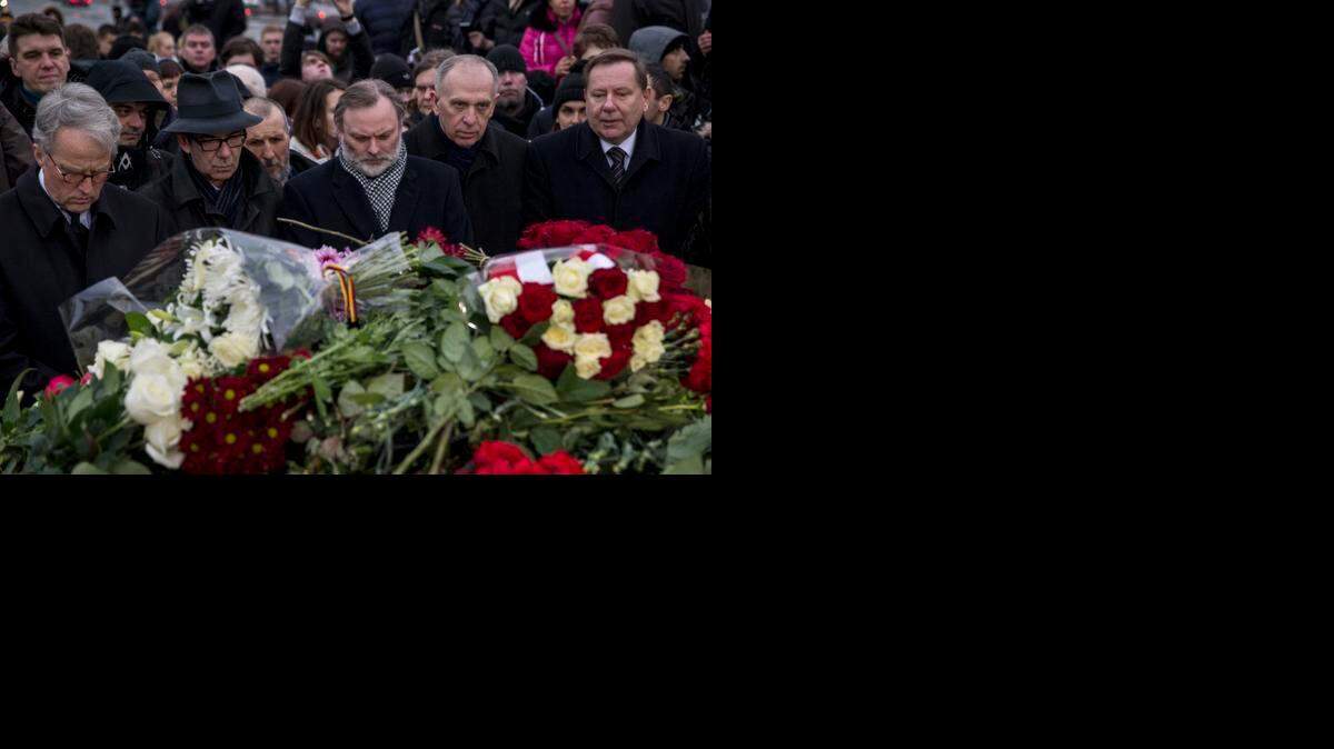 
Mijaíl Kasiánov, uno de los líderes de la oposición liberal más cercanos a Nemtsov, acusó al Kremlin de instigar el odio al tachar de “traidores a la patria” a las personas que se oponen a su política.
