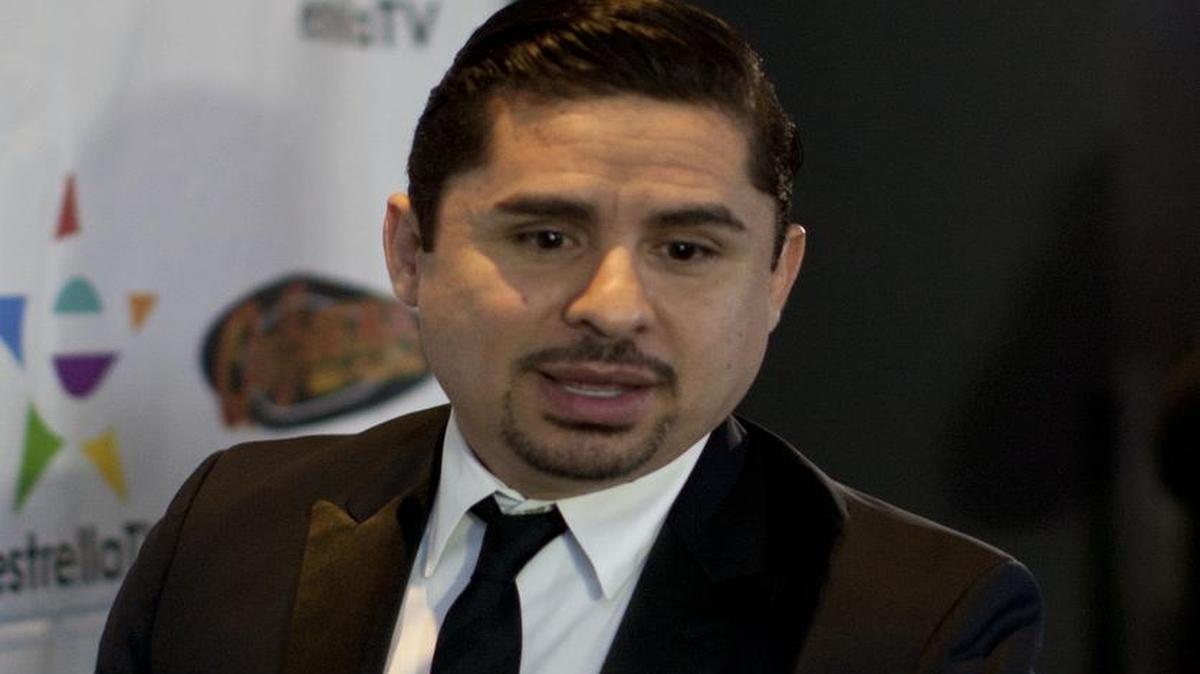 El cantante regional mexicano Larry Hernández habla durante una rueda de prensa ofrecida este martes 19 de enero 2016, en Los Ángeles, California. El canal NBC Universo anunció la renovación de la serie "Larrymanía".