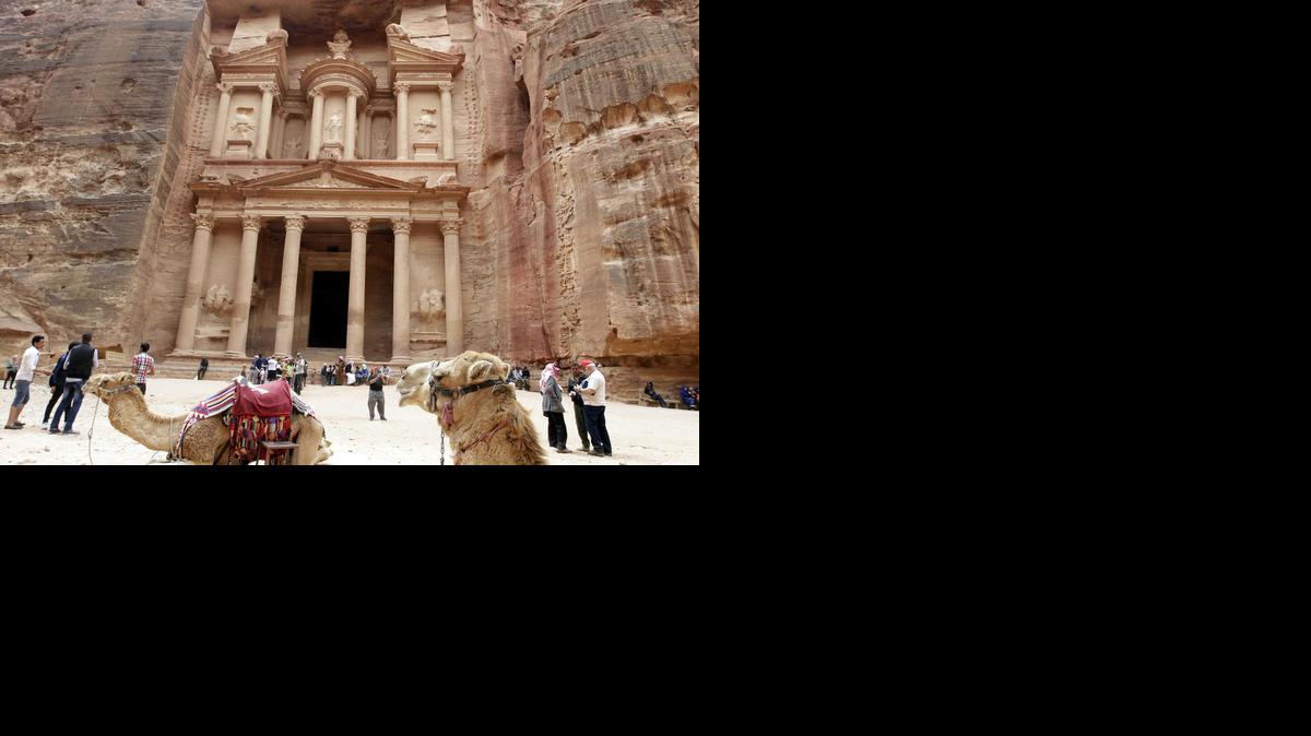 
Petra, situada entre el mar Rojo y el mar Muerto y habitada desde la prehistoria, es la capital del reino nabateo y está mitad construida mitad esculpida en las paredes rocosas de unas montañas de arenisca amarilla.
