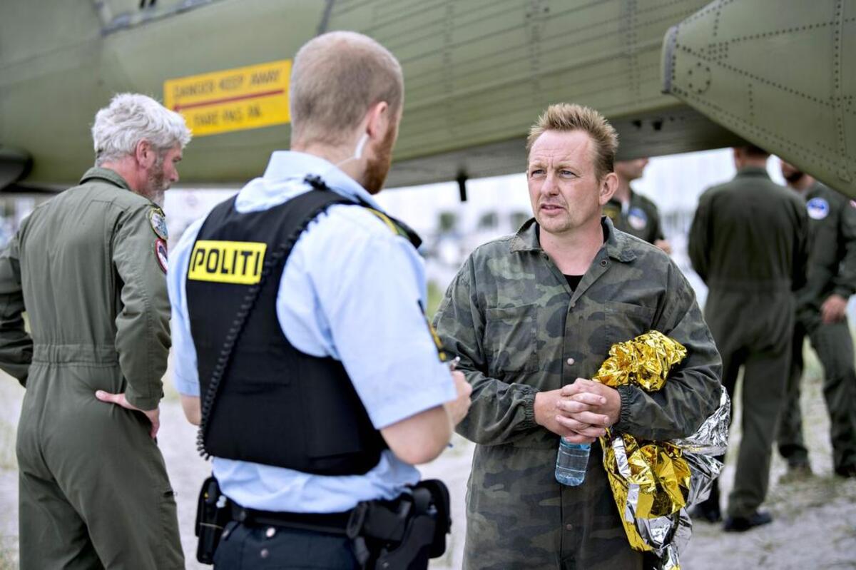 Esta foto de archivo tomada el 11 de agosto de 2017 muestra a Peter Madsen (R), constructor y capitán del submarino privado "UC3 Nautilus" mientras habla con un oficial de policía en el puerto de Dragoer al sur de Copenhague el 11 de agosto de 2017.