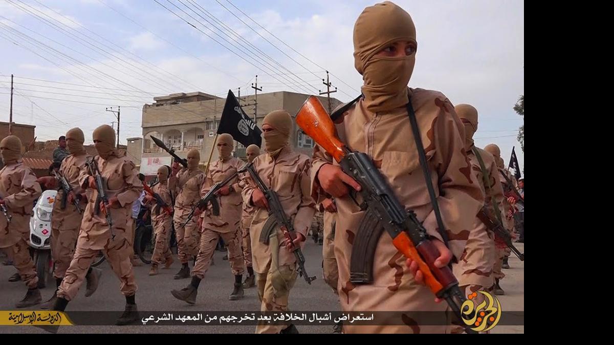 
Jóvenes conocidos como ‘cachorros de león’ desfilan con sus rifles luego de graduarse de una escuela de extremistas en Tal Afar, cerca de Mosul en el norte de Irak. 
