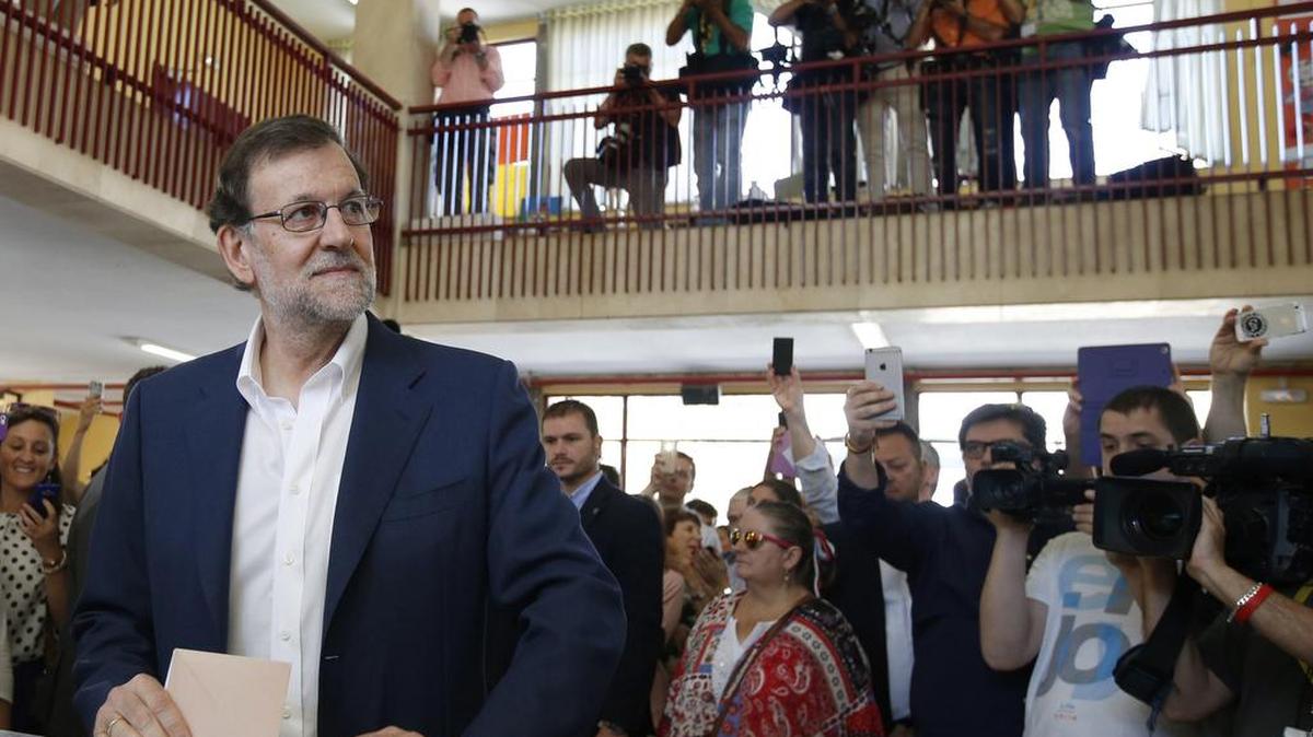 El presidente del Gobierno en funciones y candidato del Partido Popular para la reelección, Mariano Rajoy, ejerce su derecho al voto el domingo en un colegio electoral de Madrid.