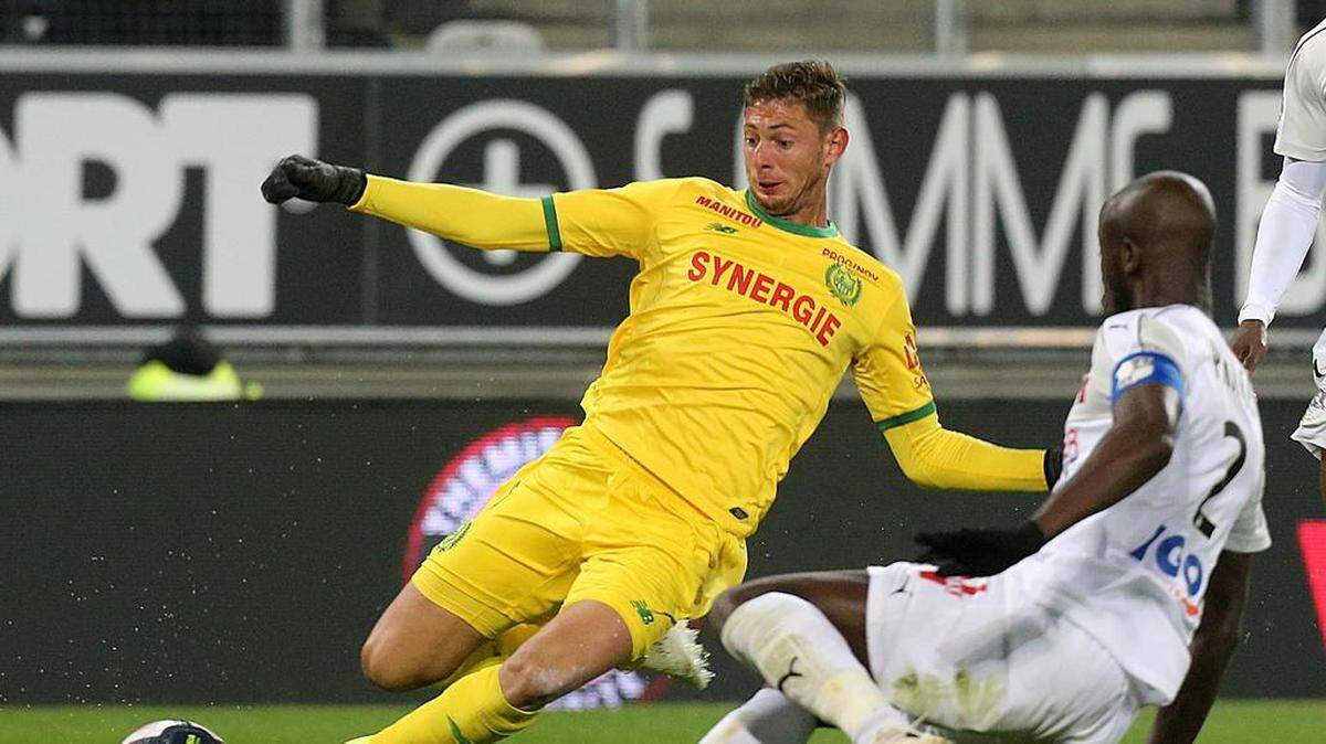 El delantero del Nantes Emiliano Sala (izq.) patea la pelota ante la marca de Prince Gouano, del Amiens, en un partido de la liga francesa celebrado el 27 de octubre de 2018.
